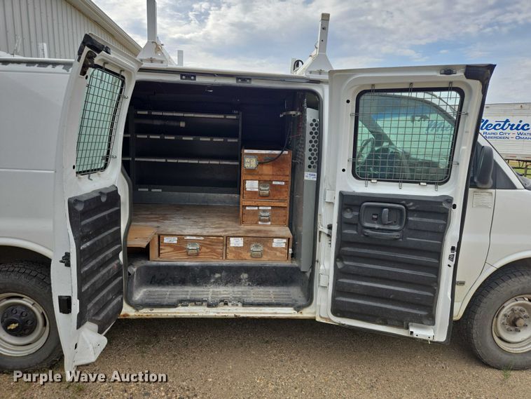image for item DY1300 2000 Chevrolet Express 2500 van