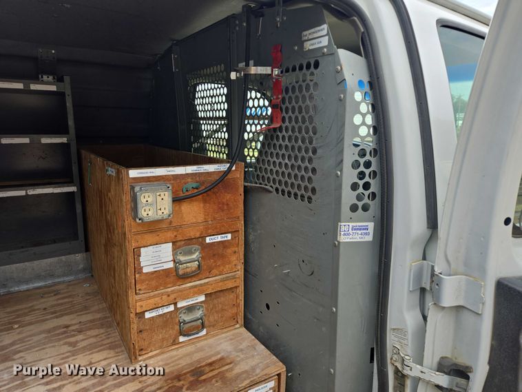 image for item DY1300 2000 Chevrolet Express 2500 van