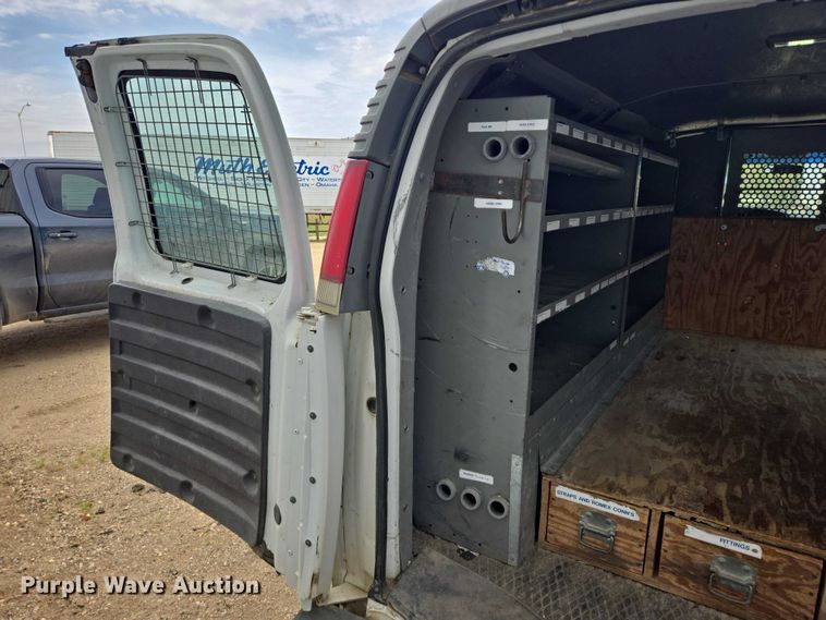 image for item DY1300 2000 Chevrolet Express 2500 van