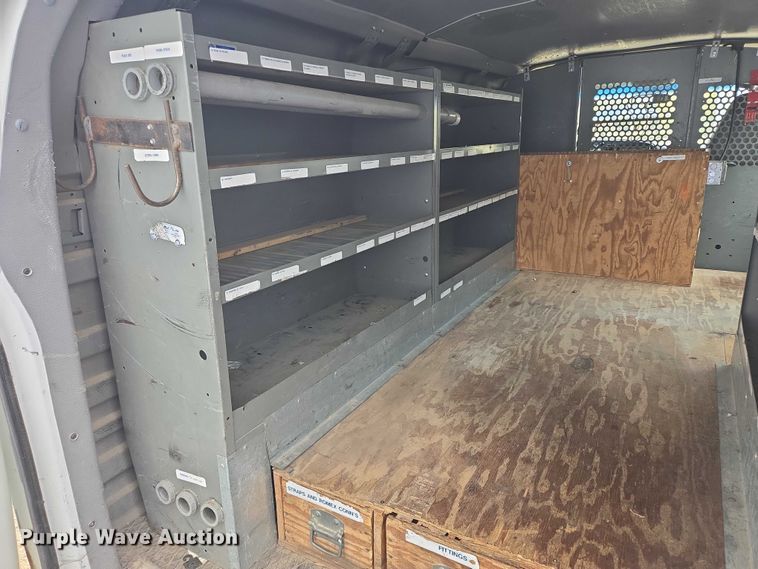 image for item DY1300 2000 Chevrolet Express 2500 van