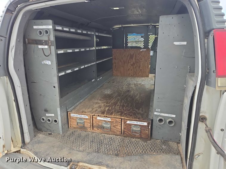 image for item DY1300 2000 Chevrolet Express 2500 van