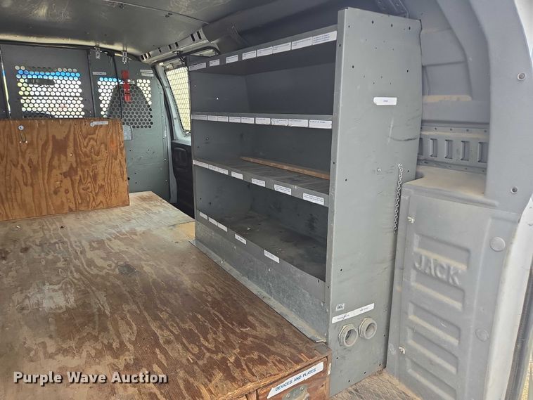 image for item DY1300 2000 Chevrolet Express 2500 van