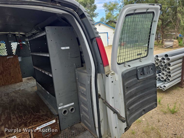 image for item DY1300 2000 Chevrolet Express 2500 van