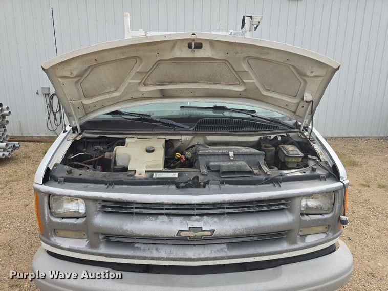 image for item DY1300 2000 Chevrolet Express 2500 van
