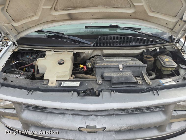 image for item DY1300 2000 Chevrolet Express 2500 van