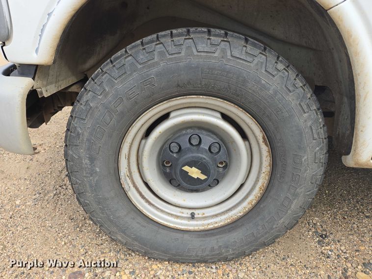 image for item DY1300 2000 Chevrolet Express 2500 van