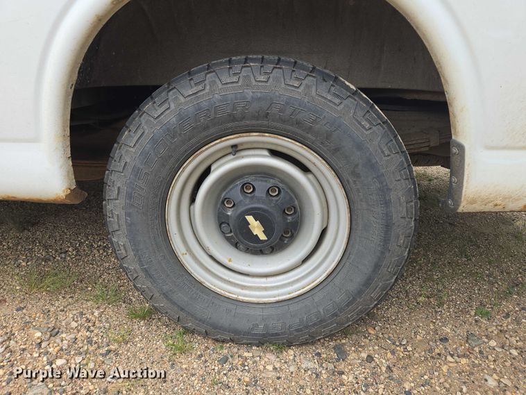 image for item DY1300 2000 Chevrolet Express 2500 van