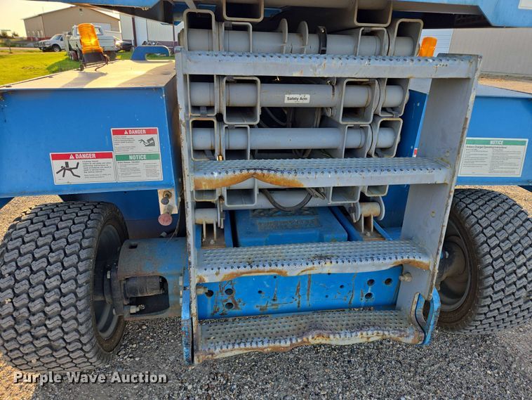 image for item DY1316 2005 Genie GS-3268 DC scissor lift