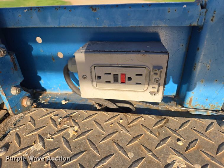 image for item DY1316 2005 Genie GS-3268 DC scissor lift