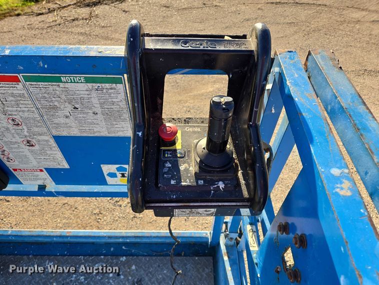 image for item DY1316 2005 Genie GS-3268 DC scissor lift