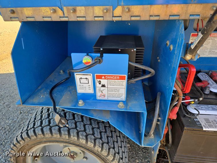 image for item DY1316 2005 Genie GS-3268 DC scissor lift