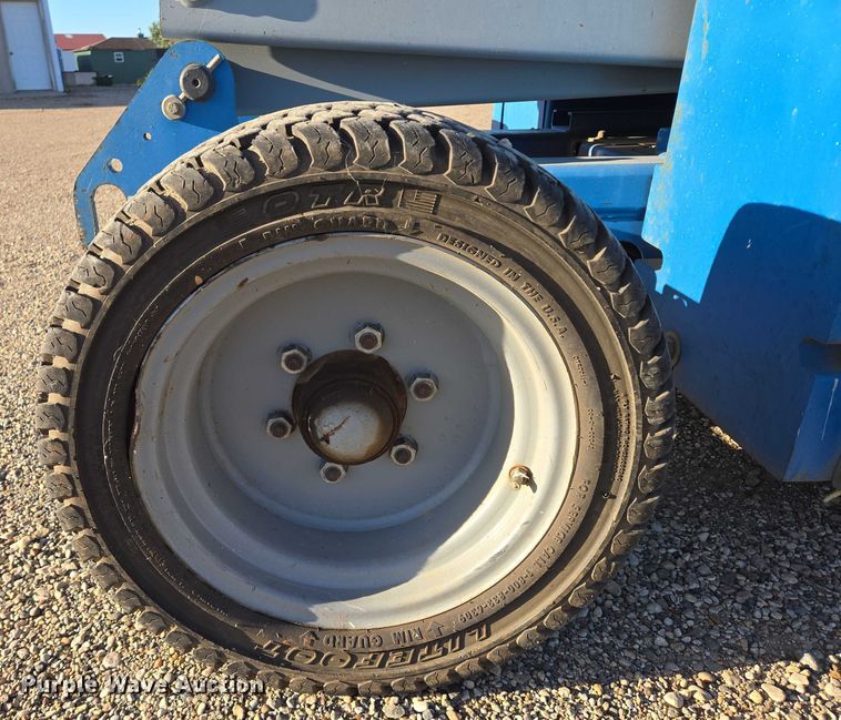 image for item DY1316 2005 Genie GS-3268 DC scissor lift