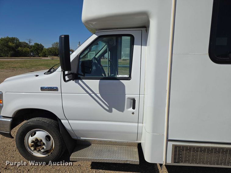 image for item DY1377 2016 Ford Eldorado shuttle bus