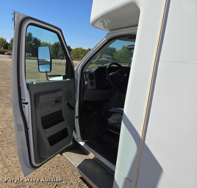 image for item DY1377 2016 Ford Eldorado shuttle bus