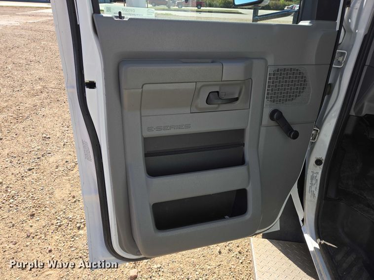 image for item DY1377 2016 Ford Eldorado shuttle bus