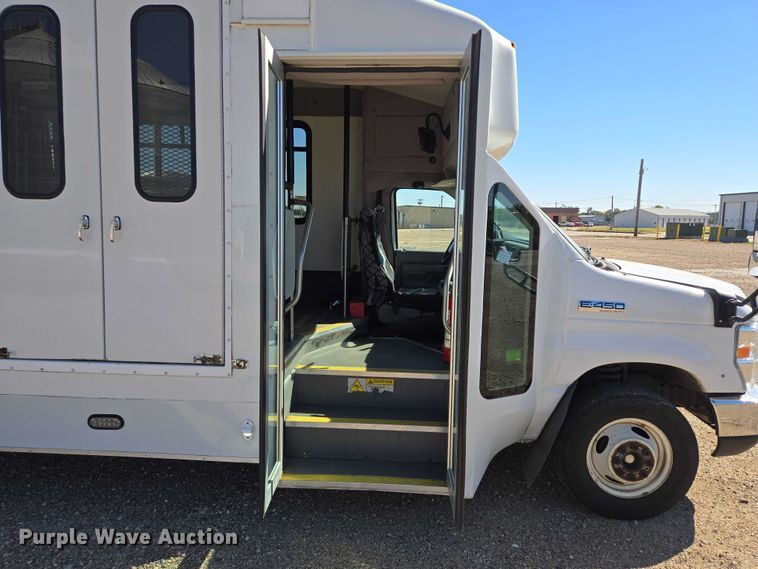 image for item DY1377 2016 Ford Eldorado shuttle bus