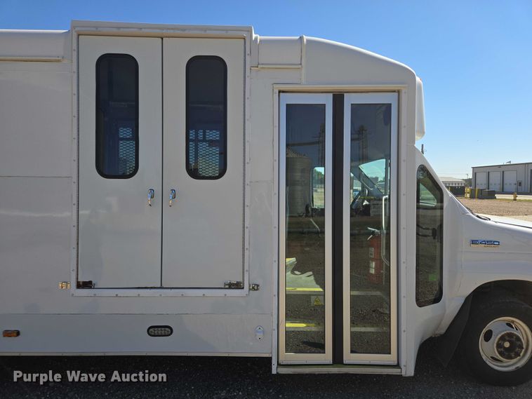 image for item DY1377 2016 Ford Eldorado shuttle bus