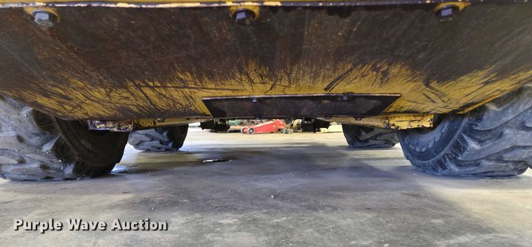 image for item DY1422 2001 New Holland LS180 skid steer loader