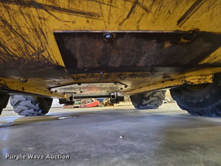 image for item DY1422 2001 New Holland LS180 skid steer loader