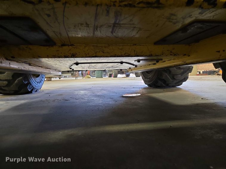 image for item DY1422 2001 New Holland LS180 skid steer loader