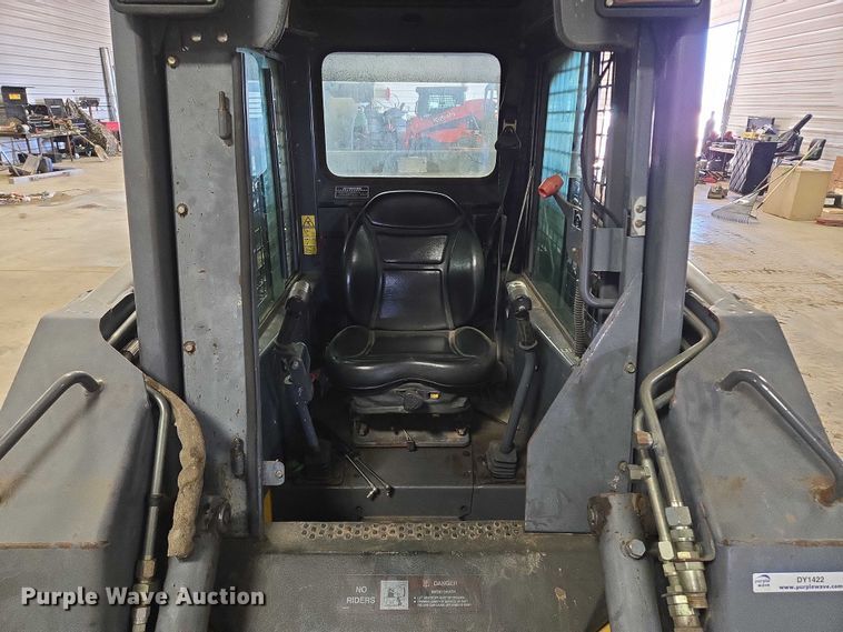 image for item DY1422 2001 New Holland LS180 skid steer loader