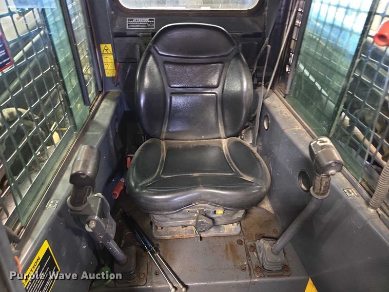 image for item DY1422 2001 New Holland LS180 skid steer loader