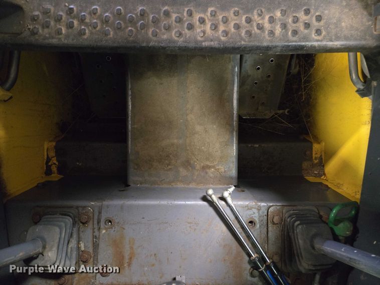 image for item DY1422 2001 New Holland LS180 skid steer loader