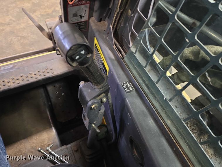 image for item DY1422 2001 New Holland LS180 skid steer loader