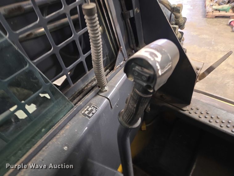 image for item DY1422 2001 New Holland LS180 skid steer loader