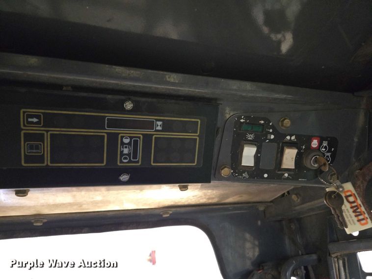 image for item DY1422 2001 New Holland LS180 skid steer loader