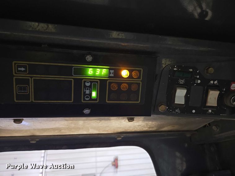 image for item DY1422 2001 New Holland LS180 skid steer loader