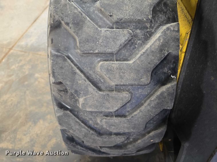 image for item DY1422 2001 New Holland LS180 skid steer loader