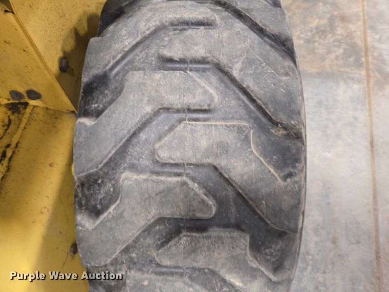 image for item DY1422 2001 New Holland LS180 skid steer loader