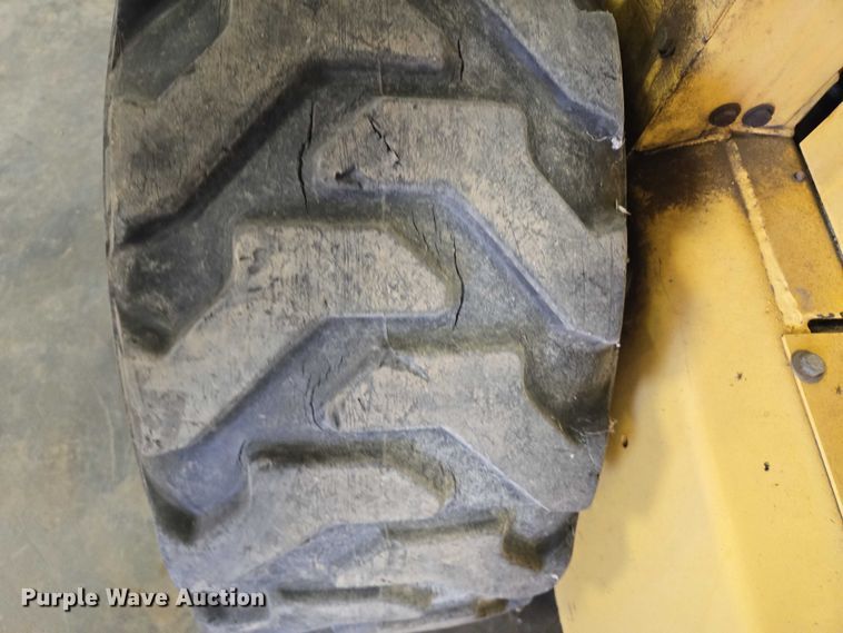 image for item DY1422 2001 New Holland LS180 skid steer loader