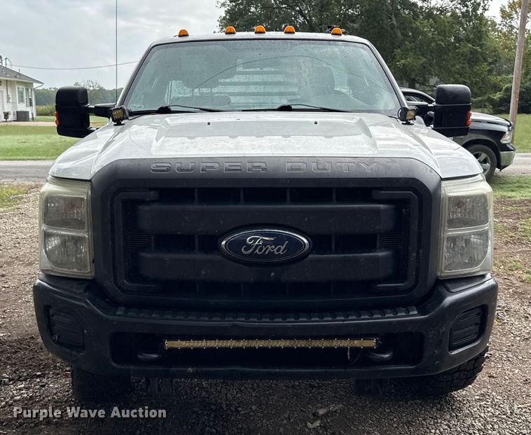 image for item DY8205 2013 Ford F250 Super Duty flatbed pickup truck