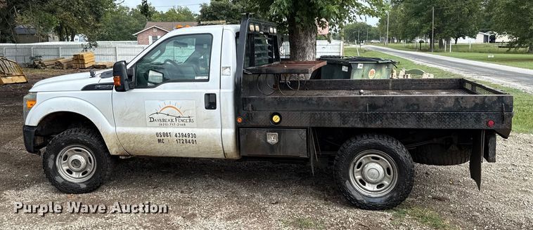 image for item DY8205 2013 Ford F250 Super Duty flatbed pickup truck