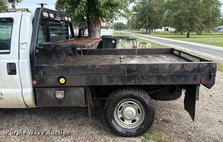 image for item DY8205 2013 Ford F250 Super Duty flatbed pickup truck