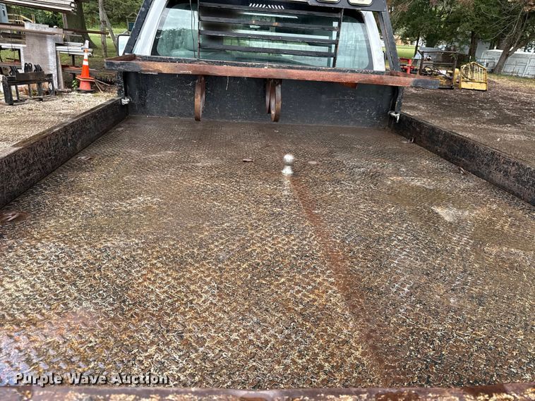 image for item DY8205 2013 Ford F250 Super Duty flatbed pickup truck