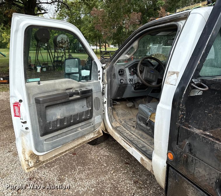 image for item DY8205 2013 Ford F250 Super Duty flatbed pickup truck