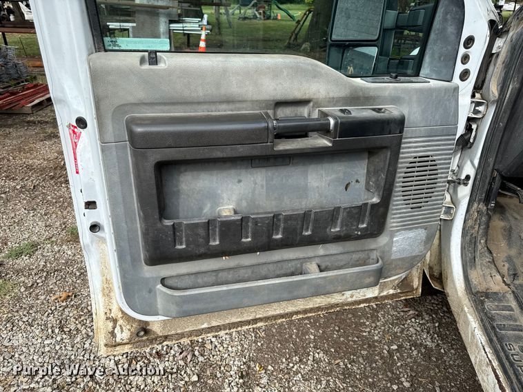 image for item DY8205 2013 Ford F250 Super Duty flatbed pickup truck