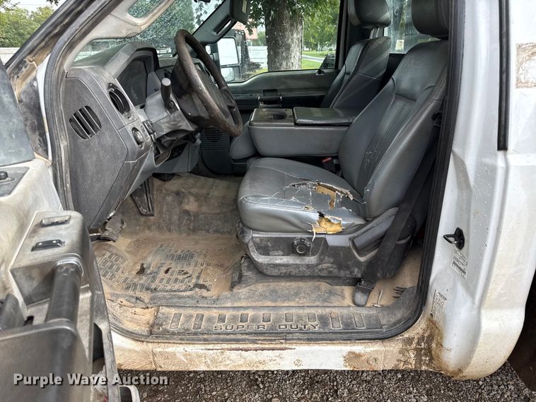 image for item DY8205 2013 Ford F250 Super Duty flatbed pickup truck