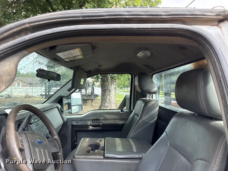 image for item DY8205 2013 Ford F250 Super Duty flatbed pickup truck