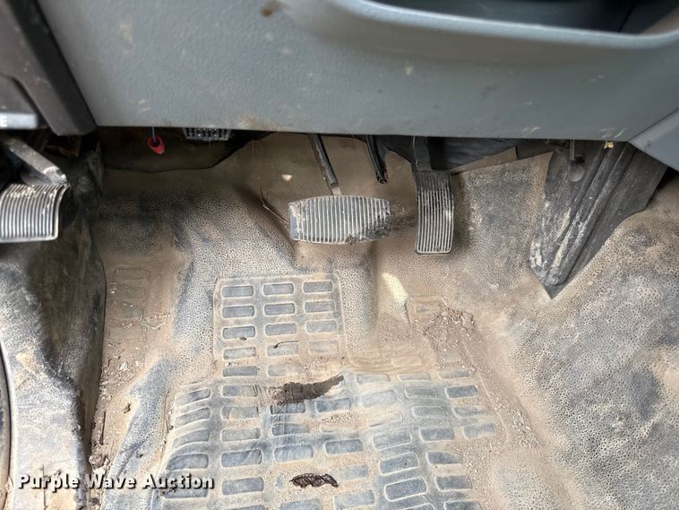 image for item DY8205 2013 Ford F250 Super Duty flatbed pickup truck