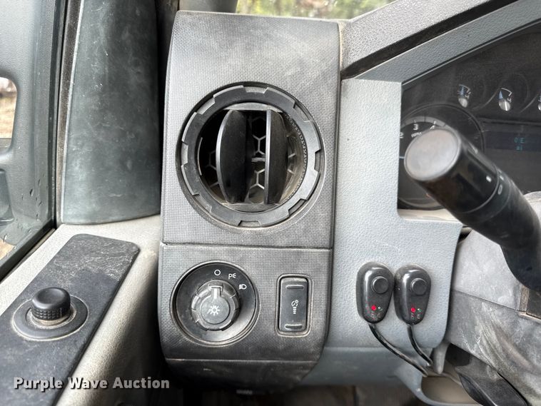 image for item DY8205 2013 Ford F250 Super Duty flatbed pickup truck