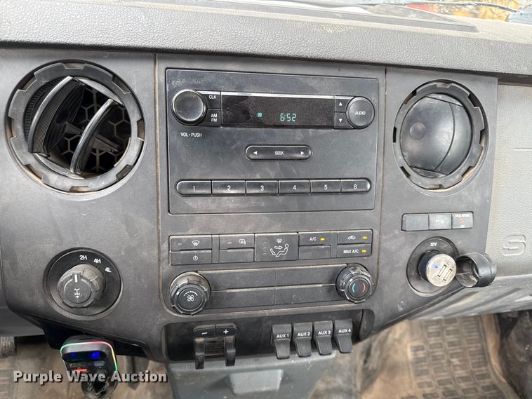 image for item DY8205 2013 Ford F250 Super Duty flatbed pickup truck