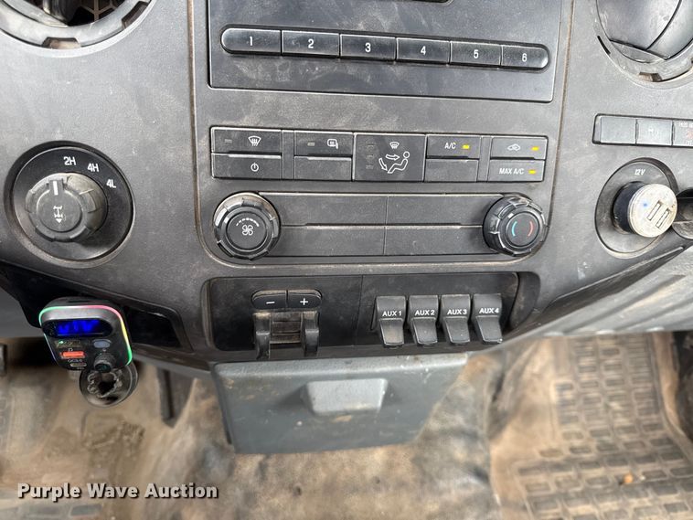 image for item DY8205 2013 Ford F250 Super Duty flatbed pickup truck