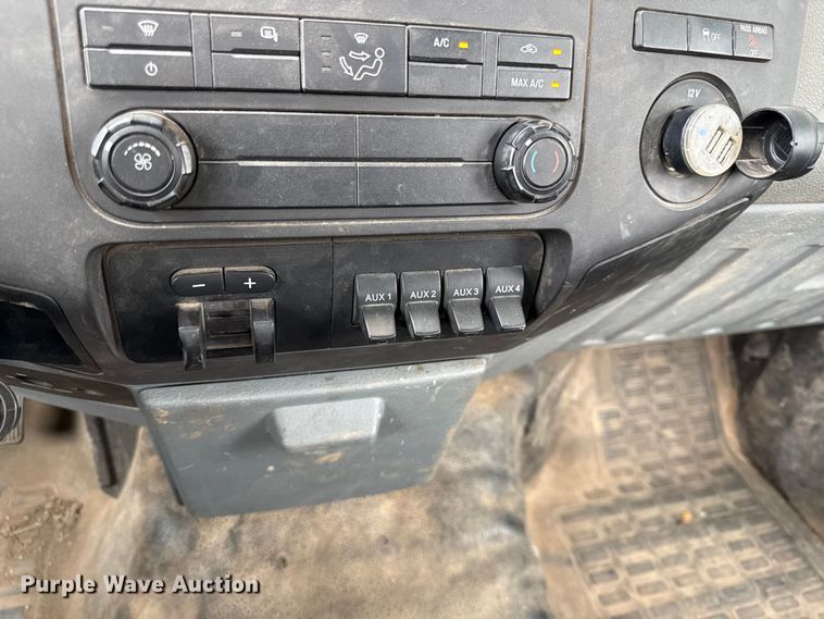 image for item DY8205 2013 Ford F250 Super Duty flatbed pickup truck