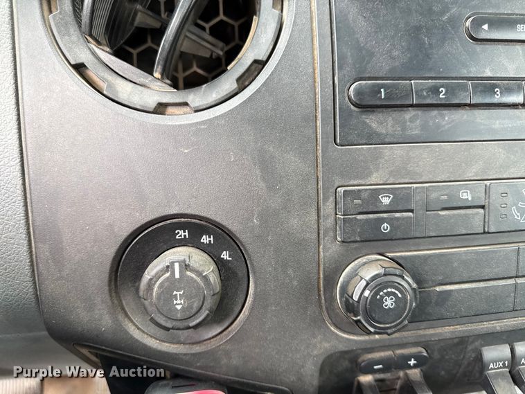 image for item DY8205 2013 Ford F250 Super Duty flatbed pickup truck