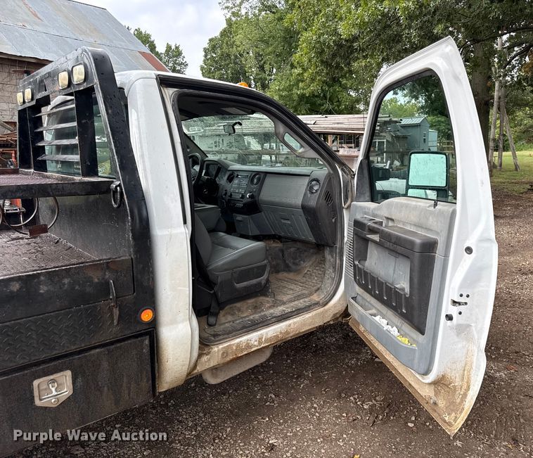 image for item DY8205 2013 Ford F250 Super Duty flatbed pickup truck