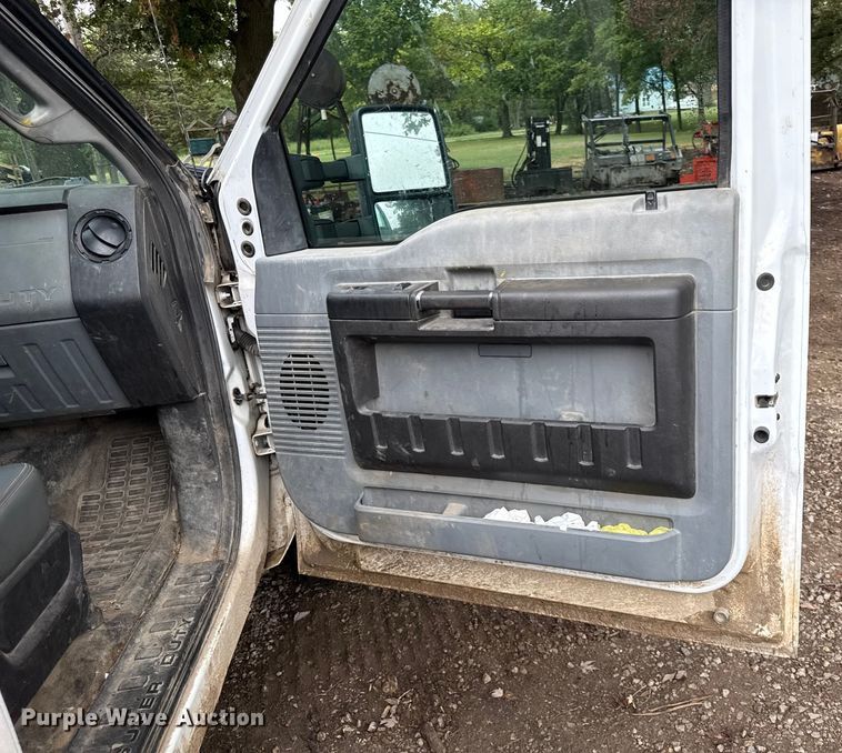 image for item DY8205 2013 Ford F250 Super Duty flatbed pickup truck